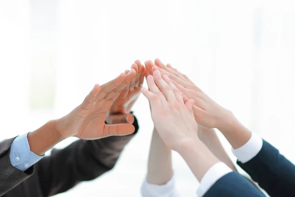 Closeup.business equipe dando uns aos outros um alto cinco . — Fotografia de Stock