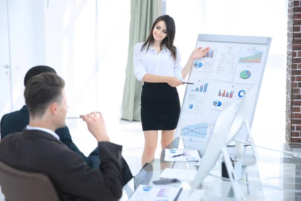 Affärskvinna som att göra en rapport i business-presentationen — Stockfoto