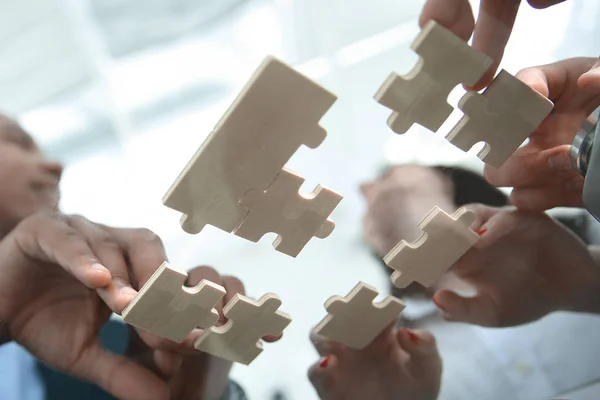 Onderaanzicht. Business team vouwen puzzelstukjes. . — Stockfoto
