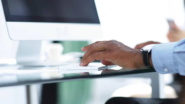 Closeup.Businessman werken op de computer .photo met kopie ruimte — Stockfoto