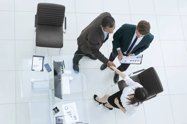 Uitzicht vanaf de top.the handdruk zakelijke partners op een zakelijke bijeenkomst — Stockfoto