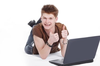 portre. modern adam yerde yatarken laptop çalışma.