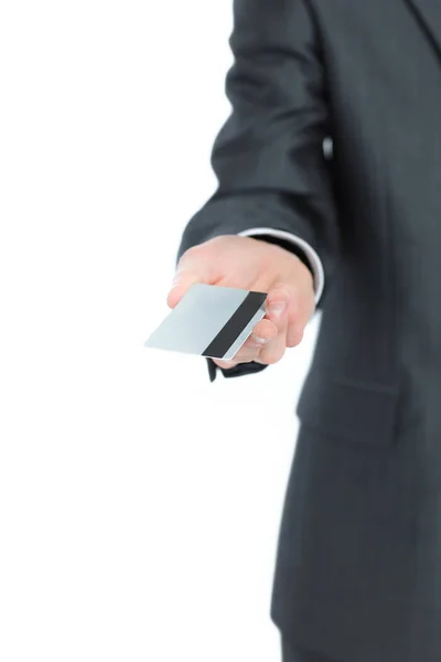 Succesvolle zakenman stak een blanco visitekaartje. — Stockfoto