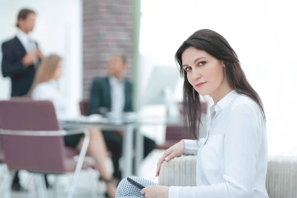 Seria donna d'affari seduta nel suo ufficio . — Foto Stock