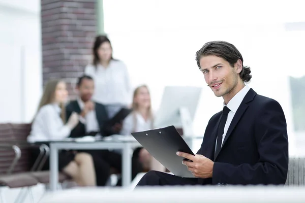 Homme d'affaires confiant étudiant le document dans son bureau — Photo