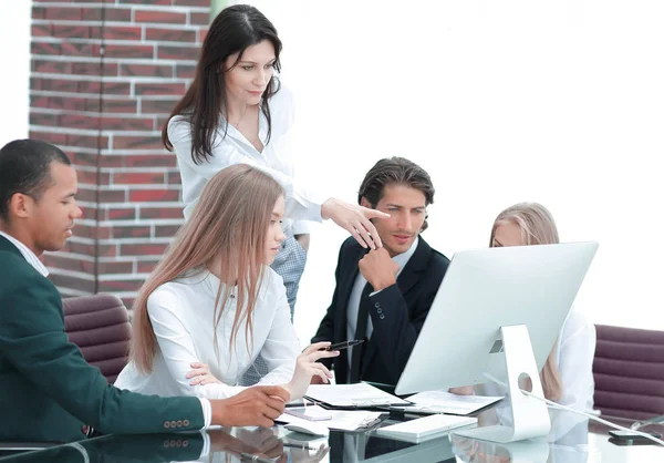 Jefe de proyecto empresarial celebra una reunión con el equipo empresarial . — Foto de Stock