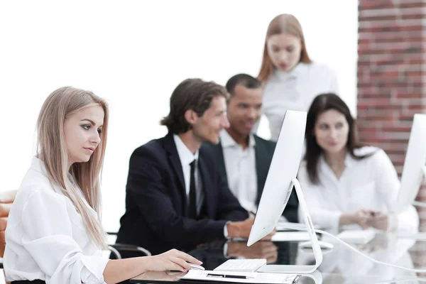 Equipe de negócios discutindo com Gerente questões de trabalho — Fotografia de Stock