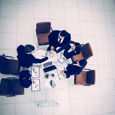  yeni f bir tartışmanın ardından el sıkışan iş ortakları