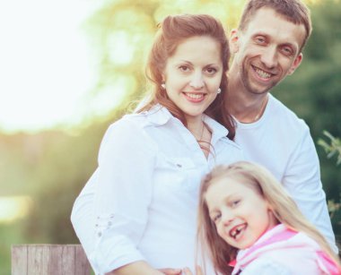 mutlu ve samimi aile stok yenileme için bekliyor