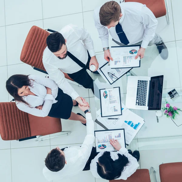 :exitoso equipo de negocios estrechando la mano con el nuevo socio de negocios — Foto de Stock