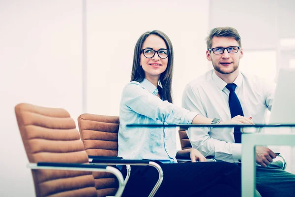 Pessoal experiente da empresa discutir os problemas atuais na mesa — Fotografia de Stock