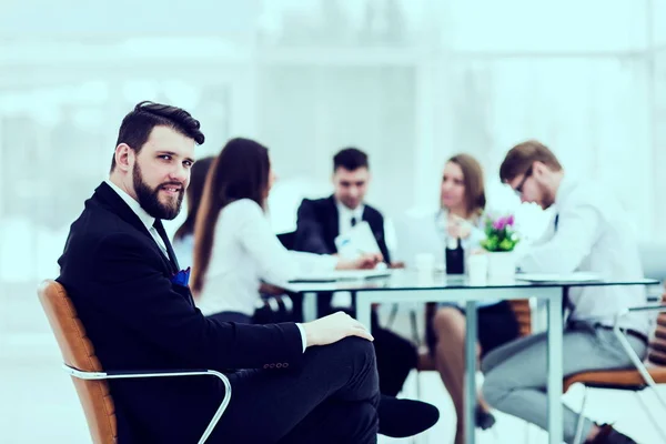 Menedżer firmy na tle robocze spotkanie zespołu biznesowego — Zdjęcie stockowe