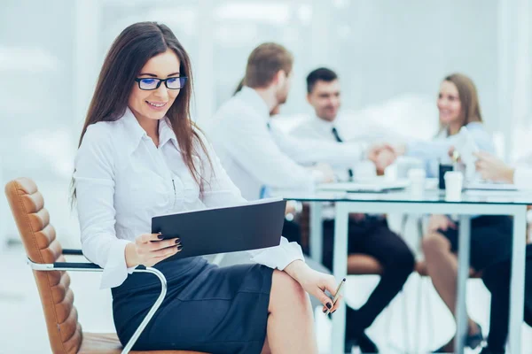 Abogado líder de la empresa en el fondo, socios de negocios reunión de negocios — Foto de Stock