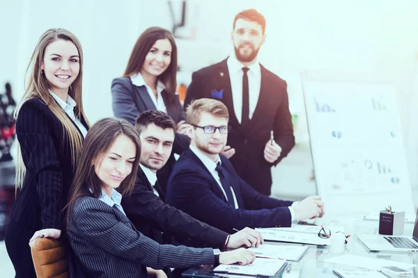 Equipo de negocios que trabaja en una nueva presentación en el lugar de trabajo en la oficina moderna — Foto de Stock