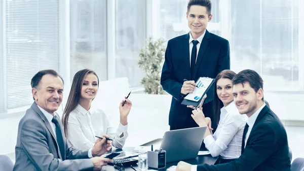 Uomo d'affari di successo e il suo team di lavoro incontro in moderno o — Foto Stock