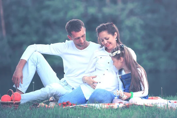 Concepto de felicidad familiar - madre embarazada y padre feliz un —  Fotos de Stock