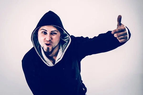 Charismatický rapper přítel tvoří gesto palce ruky — Stock fotografie