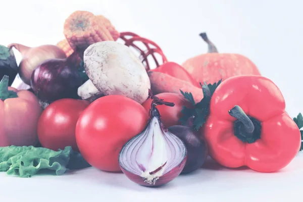 Świeże warzywa – pomidory, cebula papryka, grzyby w wiklinowe — Zdjęcie stockowe