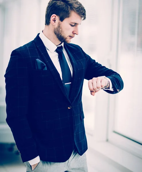 Concepto de éxito en los negocios - un hombre de negocios principiante mira su reloj —  Fotos de Stock