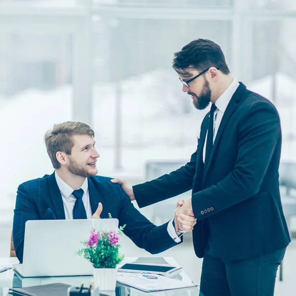 Handshake Manager y el cliente antes de firmar un contrato en th — Foto de Stock