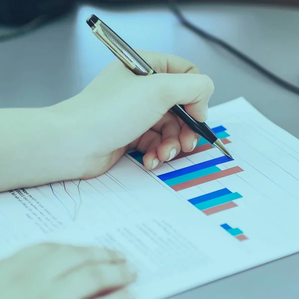 Business Woman Writing with pen the office — Stock Photo, Image