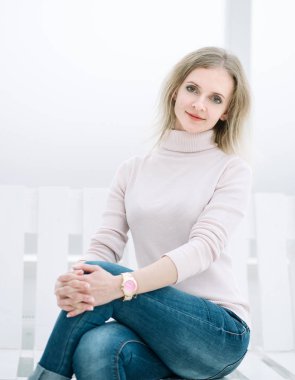 Office koltukta oturan çekici genç iş kadını