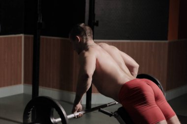 bir erkek vücut geliştirmeci bir egzersiz yapar up.rear görünümü Kapat