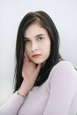 ciddi bir genç iş kadını portresi.