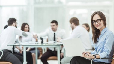iş takım arka ofis koltuğu üzerinde oturan kadın, önde gelen uzman