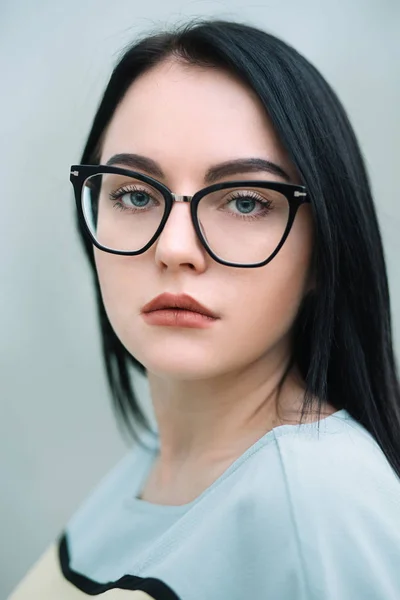 Nahaufnahme. Porträt einer modernen Geschäftsfrau mit Brille — Stockfoto