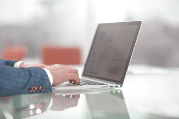 Sluit up.businessman werken met financiële grafieken op de laptop. — Stockfoto