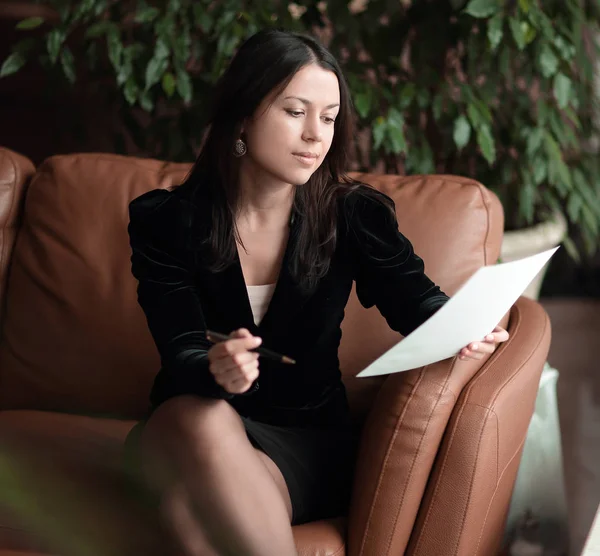 Närbild. Business kvinna sitter i businesscenter och läsa dokument — Stockfoto