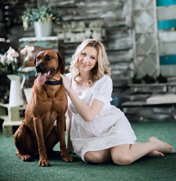 A kutyájával egy fiatal terhes fiatal nő portréja. — Stock Fotó