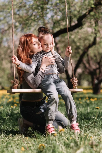Mom and her little daughter spend their free time together — Stock Photo, Image