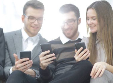 yakın up.the iş ekibi onların akıllı telefonlar kullanır