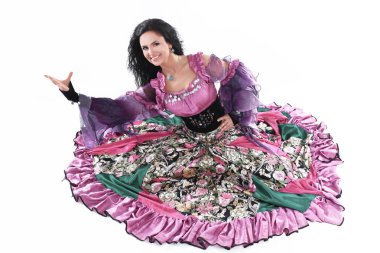 Genç esmer güzel bir çingene dance.isolated beyaz üzerinde dans ediyor