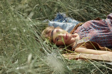 hippi kadın çim resmi için kopya alanı ile yalan.