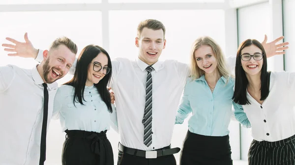 Equipo empresarial exitoso de pie cerca de la ventana de la oficina . — Foto de Stock