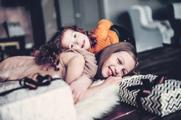 दोन सुंदर बहिणींना एक आरामदायक लिव्हिंग रूम मध्ये मजा येत आहेत — स्टॉक फोटो, इमेज