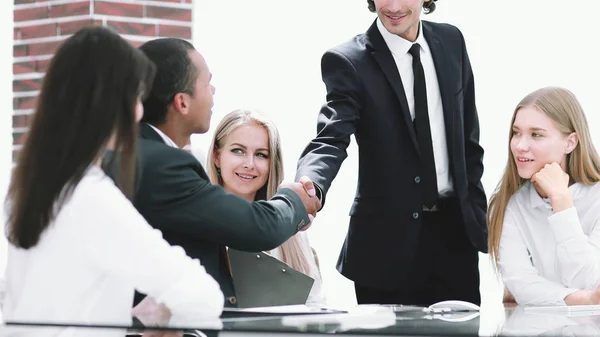 Handshake Manager e cliente em um escritório moderno — Fotografia de Stock