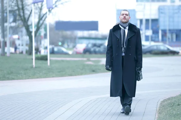 Geschäftsmann geht die Straße der Stadt entlang — Stockfoto