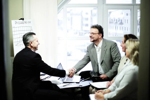 Επιχειρηματικούς συνεργάτες, κουνώντας τα χέρια πριν από επαγγελματική συνάντηση — Φωτογραφία Αρχείου