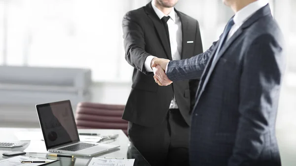 Partnerzy biznesowi Handshake stojący obok biura Banku — Zdjęcie stockowe