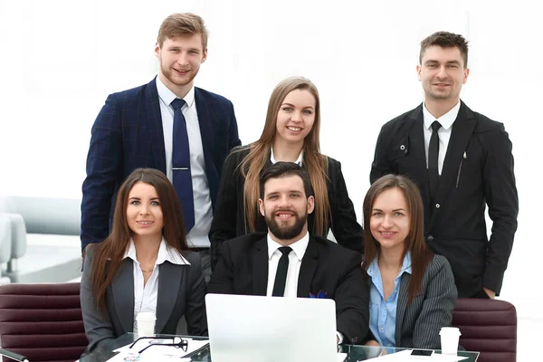 Retrato de un equipo profesional de negocios cerca de la mesa, en la oficina — Foto de Stock