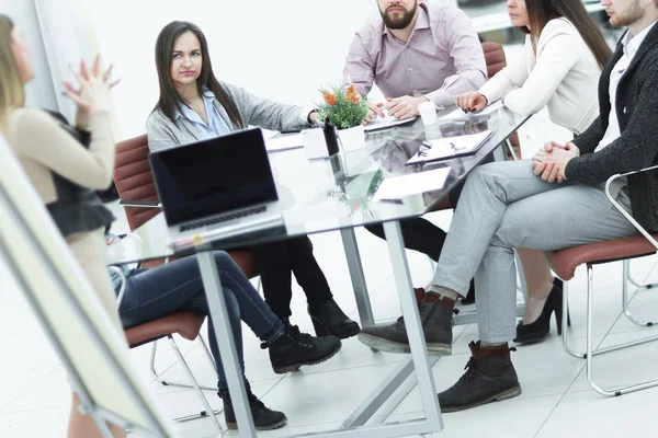 Equipo empresarial discutiendo la presentación de un nuevo proyecto empresarial — Foto de Stock