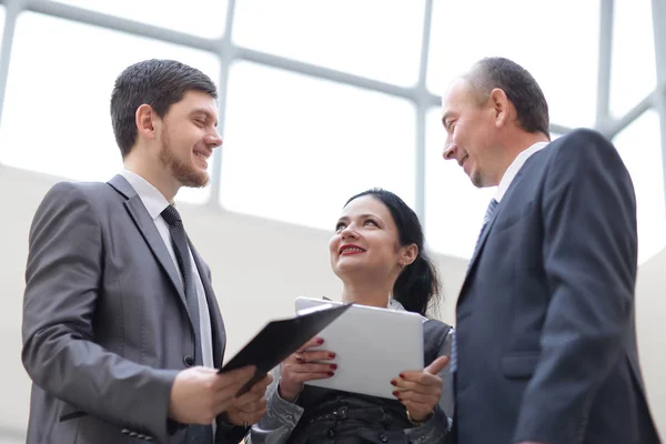 Close up. friendly colleagues talking in the office. — Stock Photo, Image