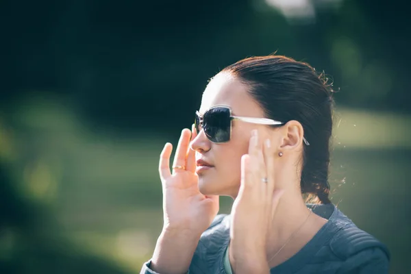 Nahaufnahme. schönes modernes Mädchen mit Sonnenbrille — Stockfoto