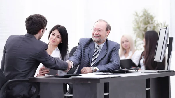 Apretón de manos entre colegas en el lugar de trabajo en la oficina —  Fotos de Stock