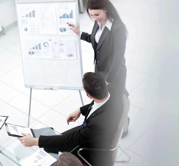 маркетолог делает презентацию для бизнес-команды
