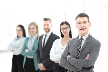 genç işadamı iş ekibi önünde duran